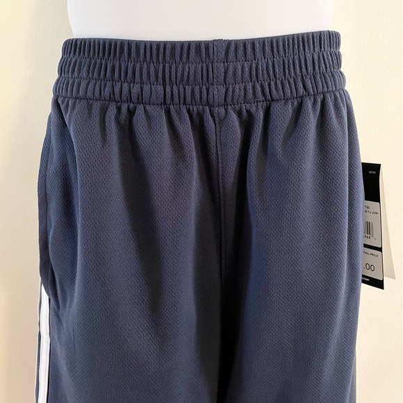 🆕Boys Adidas Classic Three-Stripe Shorts - Picture 7 of 13